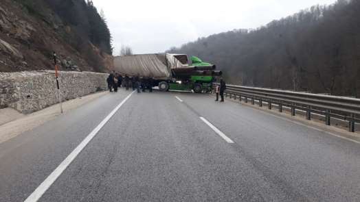 Tır kaza yaptı, yol trafiğe kapandı