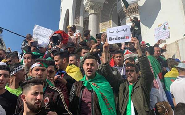 Cezayirliler istifasını istiyor
