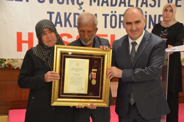 Şehit aileleri ve gazilere Devlet Övünç Madalyası verildi