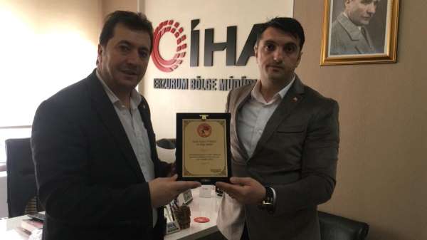 Güvenlik Korucuları ve Şehit ailelerinden İHA'ya plaket