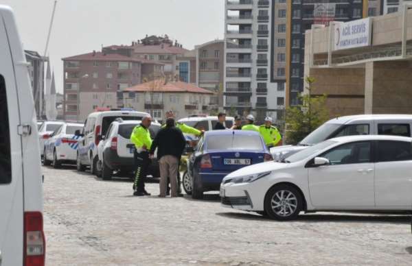 Şehit polis memurunun arkadaşları hastaneye akın etti.