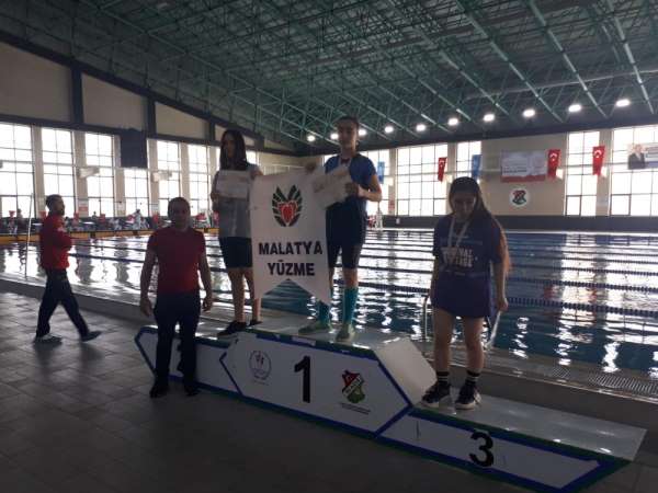 Malatyalı yüzücüler Elazığ'dan mutlu döndü