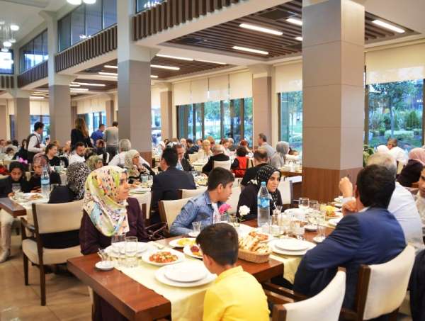 Zeytinburnu'nda şehit yakınları ve gaziler aynı sofrada iftar yaptı