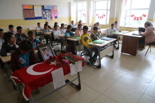 Teröristlerin bombalı saldırısında ölen 13 yaşındaki Bilen'in arkadaşları, sıras