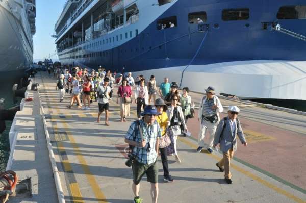 Kuşadası'na 3 gemiyle 3909 turist geldi 