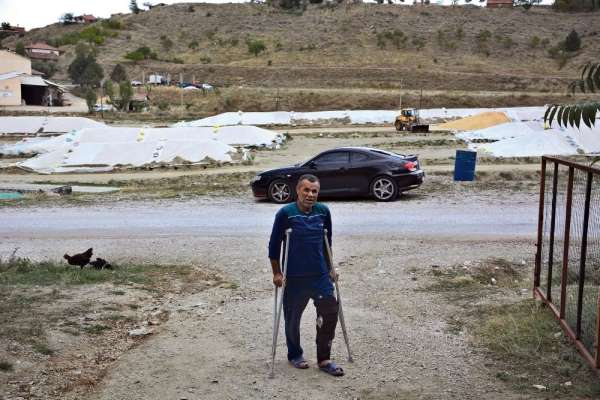 Bahçede çay içerken bacağından vuruldu, çayını bırakmadı 