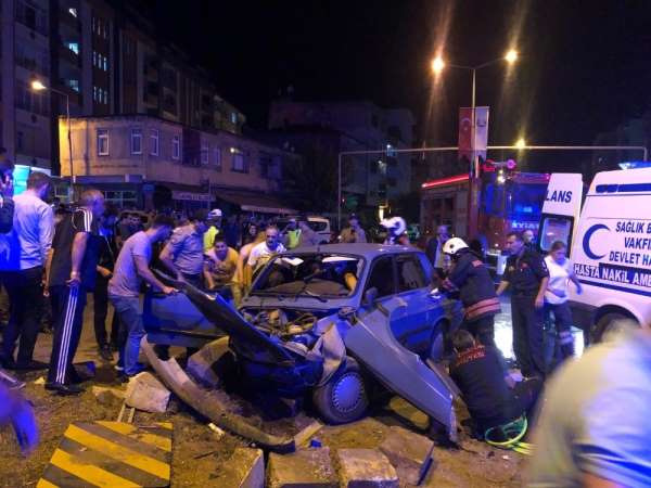Polis noktasından kaçan araç kaza yaptı: 5 yaralı 