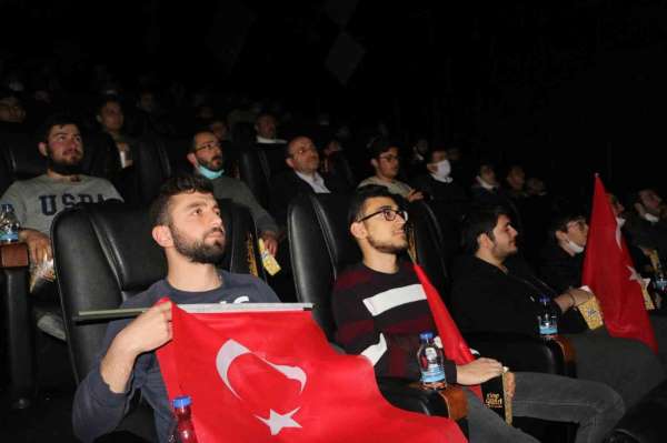 Öğrenciler Türk bayraklarıyla sinemada 'Kesişme: İyi Ki Varsın Eren'i izledi