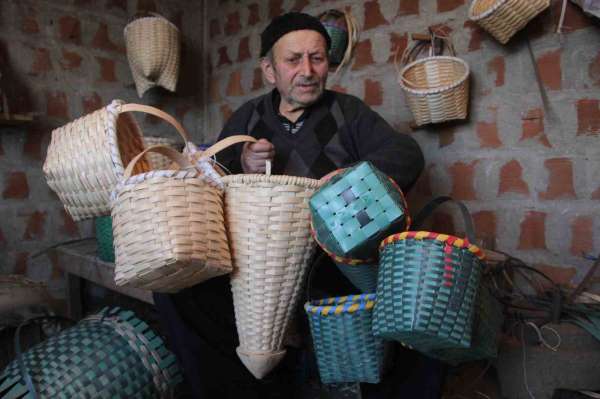 Sepet örerek geçen bir ömür: 88 yaşındaki Haki dede, 10 yaşından bu yana sepet örüyor