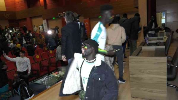 Mısır ve Senegalli öğrenciler Afrika Kupası finalini birlikte izledi