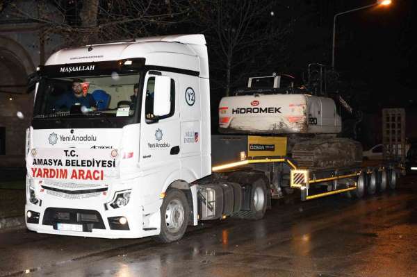 Amasya'dan deprem bölgesine yardım tırları ve iş makineleri gönderildi