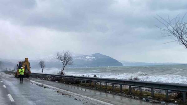 Sinop'ta 3 metrelik dev dalgalar yola taştı