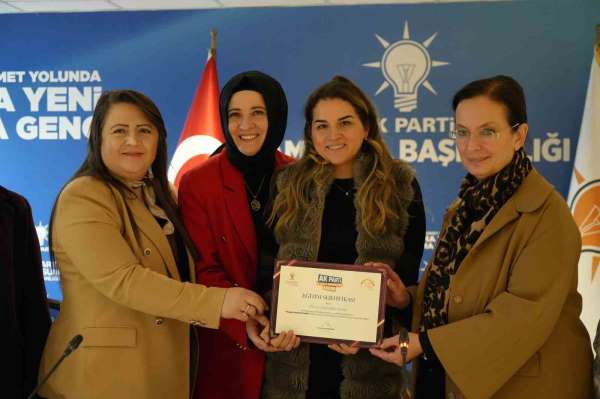AK kadınlar siyaset akademisi sertifikalarını aldılar