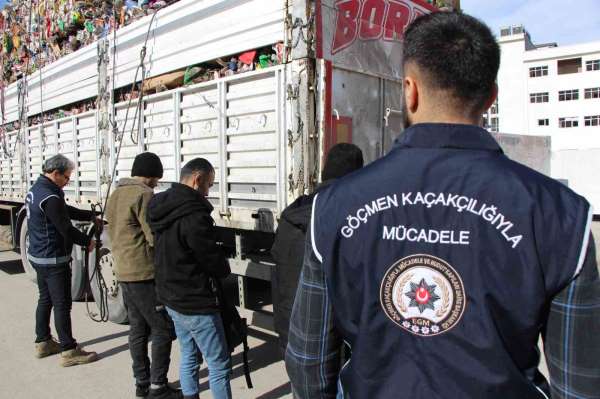 Amasya'da çöp dolu tırdan 3 kaçak göçmen çıktı