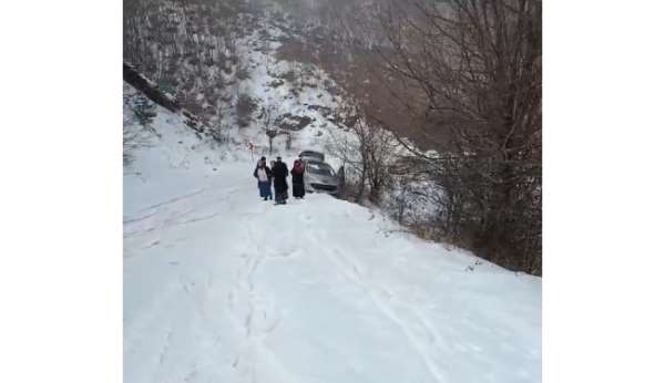 Tokat'ta karlı yolda tır mahsur kaldı, kayan aracı ise uçuruma düşmekten ağaç kurtardı