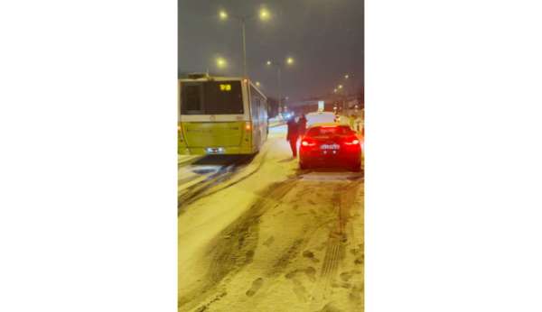 Eyüpsultan'da karlı havada otomobiller kaza yaptı, İETT otobüsü yolda kaldı