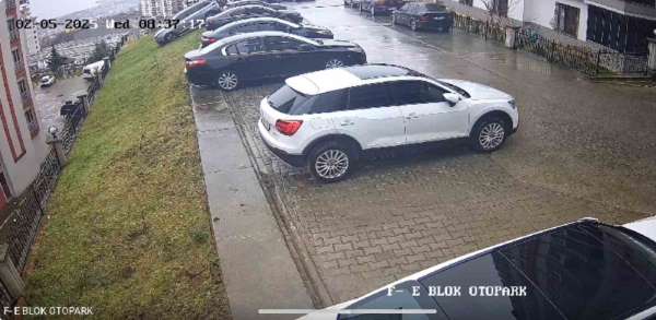 Trabzon'da sitedeki kaza anı güvenlik kamerasına yansıdı