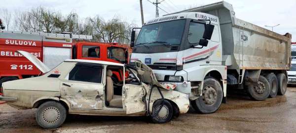 Suluova'da üç aracın karıştığı kazada 2 yaralı
