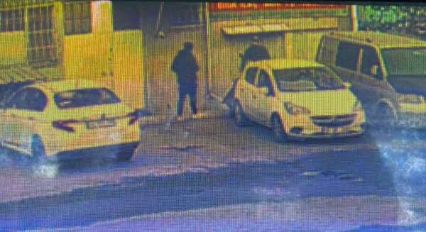Bayrampaşa'da iş yeri müdürüne bıçaklı saldırı: O anlar kamerada