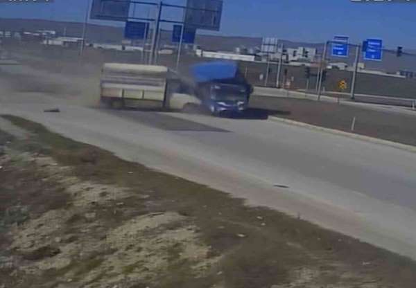 Çorum'da 3 kişinin yaralandığı kaza kamerada