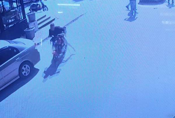 Kaza yapan motosiklet sürücüsü acısını unutup motosikleti kaçırdı, tedavi için yaya olarak geri geldi