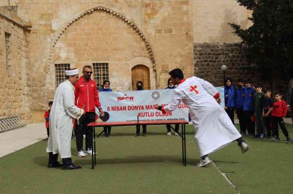 İmam ile Hristiyan ilahi korosu öğrencisinin oynadığı masa tenisinde 'hoşgörü' kazandı - Mardin haber