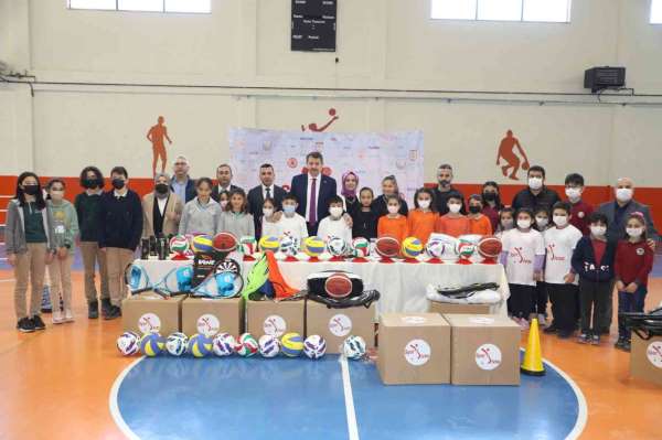 Sivas'ta 1 milyonluk spor malzemesi dağıtıldı - Sivas haber
