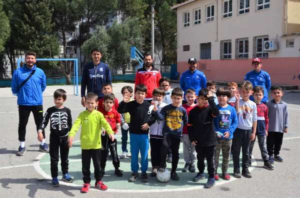 Yunusemre Belediyespor'dan Laleli İlkokulunda futbolcu taraması