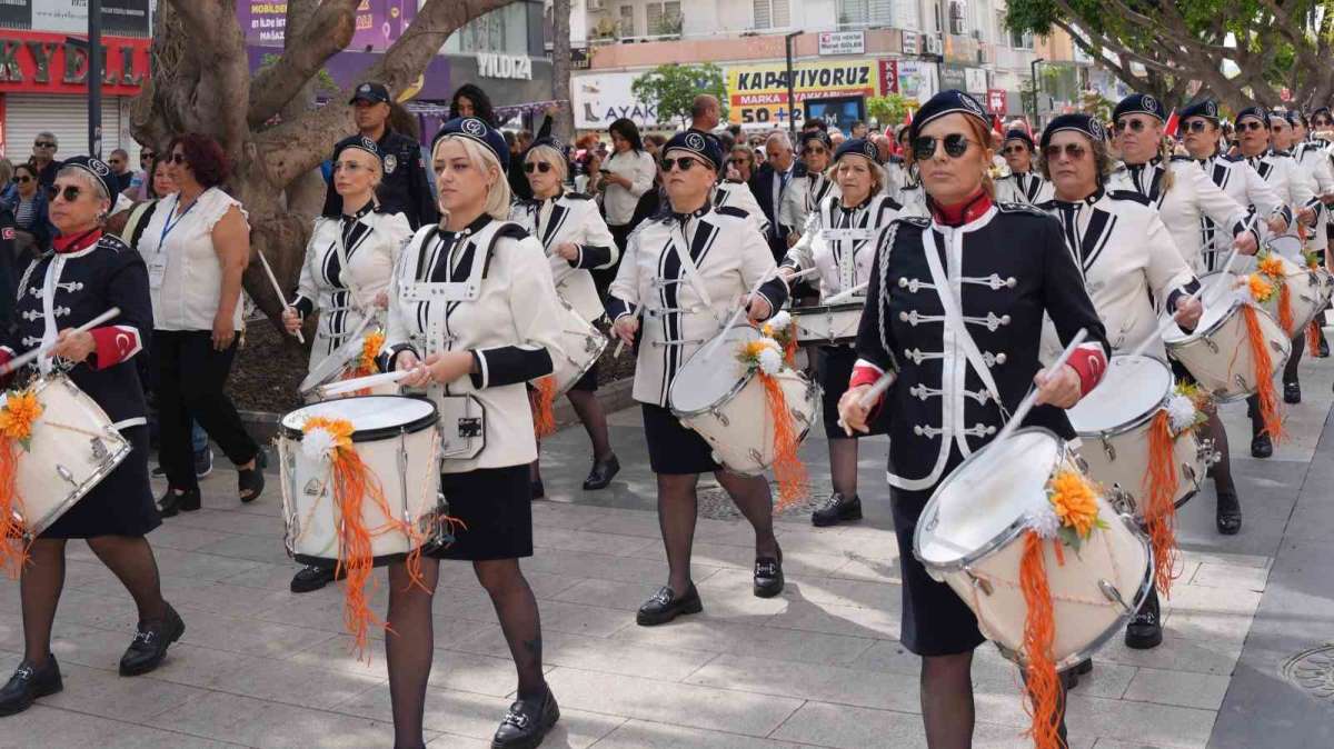 Atakum Cumhuriyet Kadınları Bandosu 'Portakal Çiçeği Karnavalı'nda