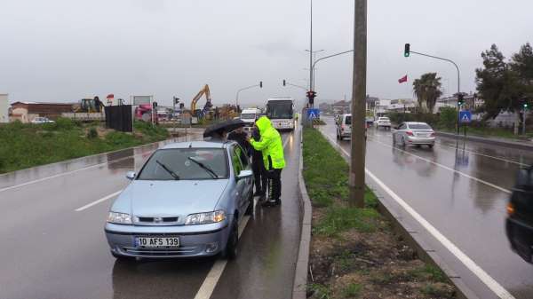 Bandırma'da yağışlı hava kazayı beraberinde getirdi, otobüs taksiye çarptı, 2 yaralı