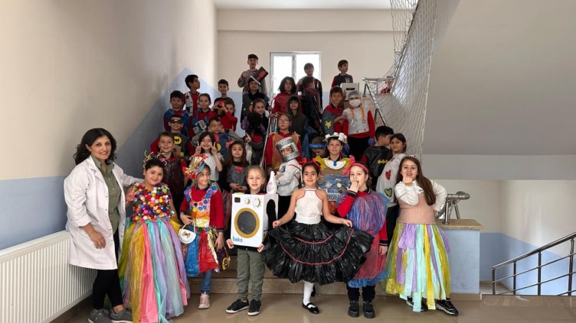 Samsun'da minik öğrencilerden 'geri dönüşüm' defilesi