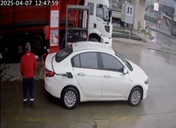 Hafif ticari araç takla attı: Kaza anı kamerada