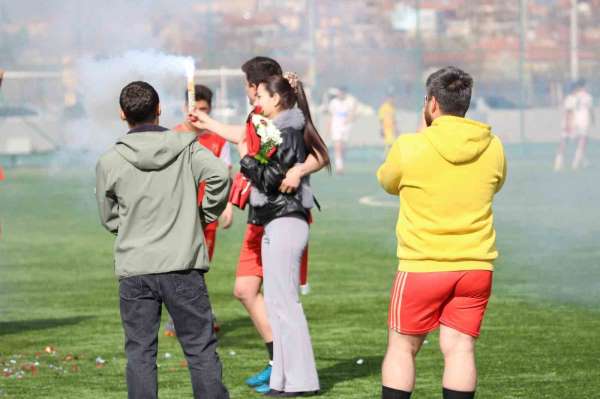 Yeşil sahada sürpriz evlilik teklifi