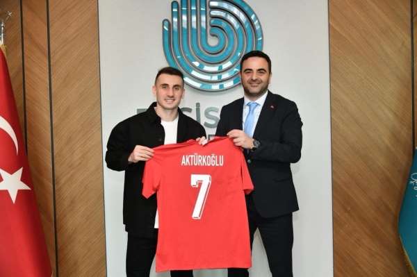 Kerem Aktürkoğlu'ndan Başkan Özlü'ye forma hediyesi