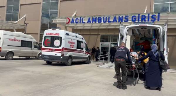 Refahiye'de trafik kazasında yaralanan 6 kişi Erzincan'daki hastaneye getirildi