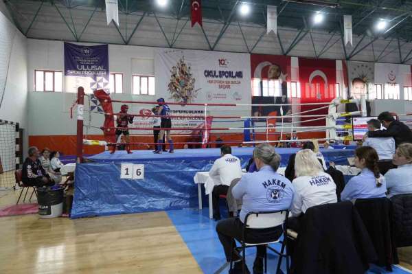 Gümüşhane'de okullar arası Muaythai Türkiye Şampiyonası kıyasıya mücadelelere sahne oluyor