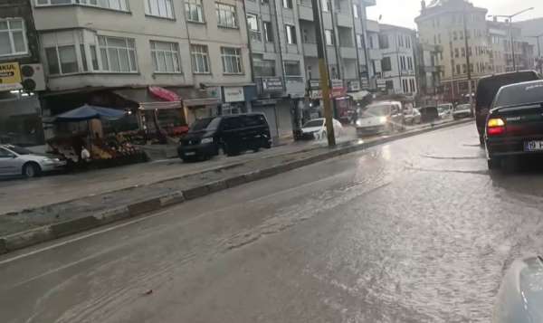 Boyabat'ta sağanak yağış seli beraberinde getirdi