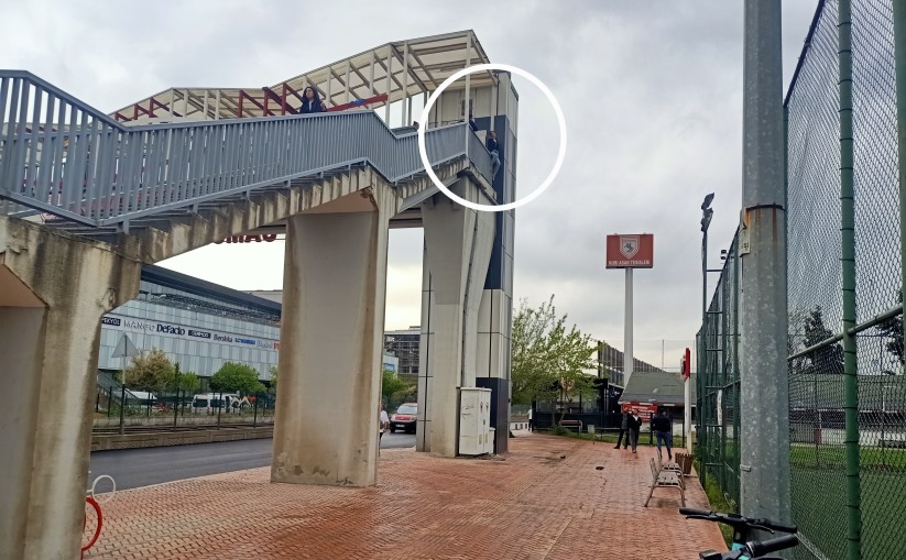 Samsun'da üst geçidin korkuluklarına çıkan kadını polis ikna etti