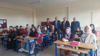Konya'da şehit annesi oğlunun adının verildiği okulda öğrencilerle buluştu