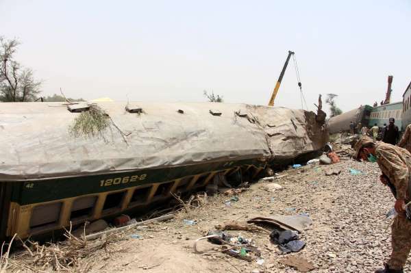 Pakistan'daki tren kazasında ölü sayısı 36'ya yükseldi