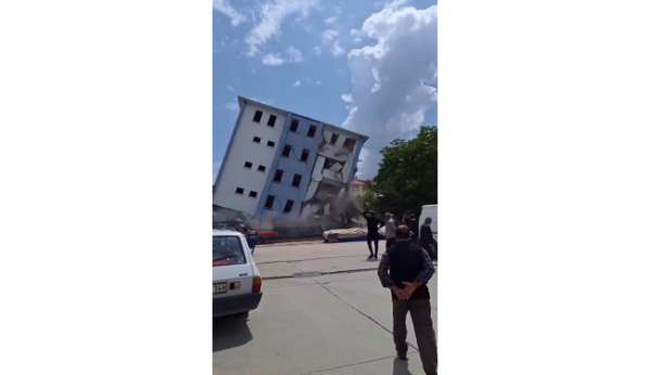 Eski Zile Emniyet Müdürlüğü binasının yıkımı akıllara depremi getirdi