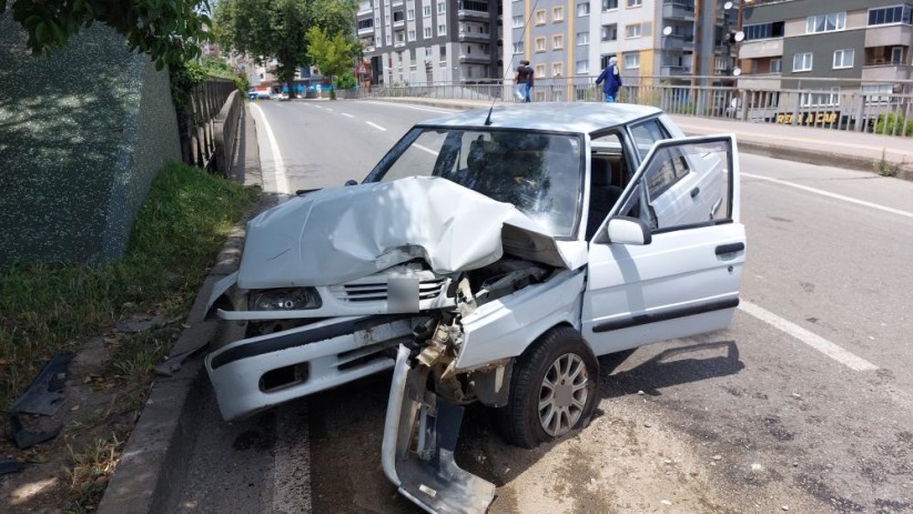 Samsun'da otomobil aydınlatma direğine çarptı: 1 yaralı