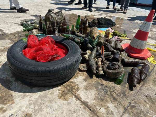 Sinop'ta denizin dibinden araç lastiği ve şişeler çıktı