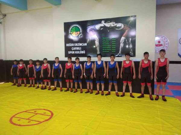 Değer Erzincan Çayırlı Spor Kulübü'nün güreşçileri istedikleri forma ve spor ayakkabılarına kavuştu