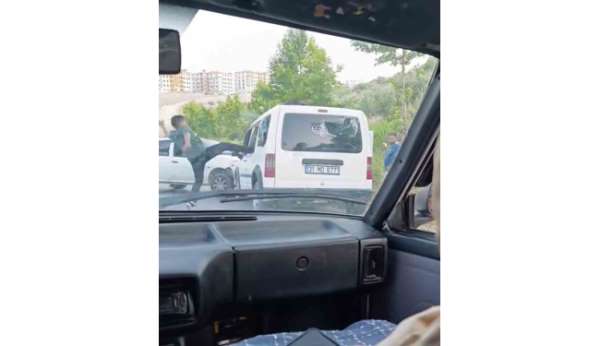 Hayrete düşüren görüntü: Kaza yaptıkları araçtakilere korku dolu anlar yaşattılar