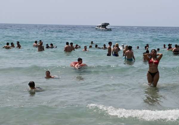 Kuşadası'nda plajlarda bayram yoğunluğu