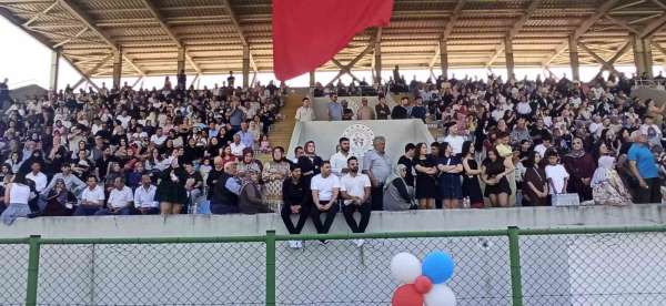 Devrek'te Üniversite öğrencileri mezuniyetlerini kep atarak kutladılar