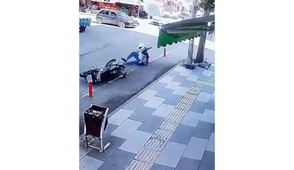 Elazığ'da motosiklet kazası kamerada