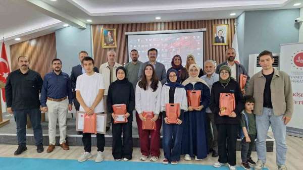 Eskişehir'de umre ödüllü bilgi yarışmasının kazananları ödüllerine kavuştu