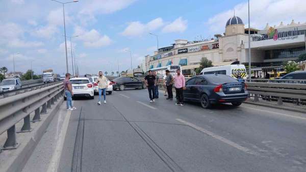 Manavgat'ta 4 aracın karıştığı zincirleme kaza